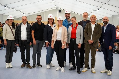 v.l.: Maria Scrofan, Volker Bräuninger, Felix Hoeckh, Bergschul-Rektorin Elisabeth Roser, Bürgermeisterin Julia Wieland, Matteo Kammerer, Ute Praefcke, Pfarrer Rudolf Kaltenbach, Architekt Thomas Biesinger und Stlv. Bauamtsleiter Benjamin Jöst