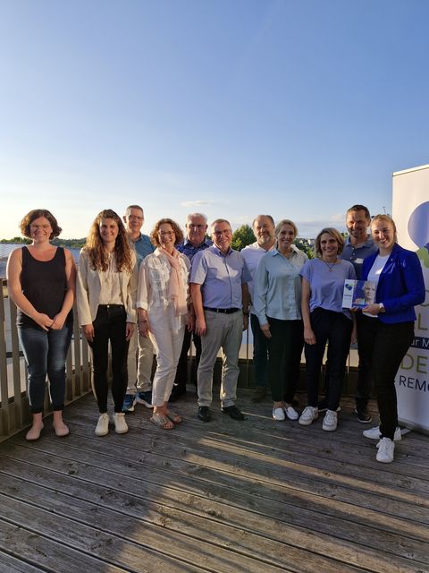 Die Mitglieder der Lokalen Allianz für Menschen mit Demenz Remchingen mit Bürgermeisterin Julia Wieland (r.) und Gestalterin Anna Brenneisen (l.)