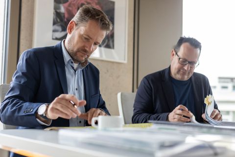 Bürgermeister Prayon (l.) und Christian Gaus beim Unterzeichnen des Bauantrags