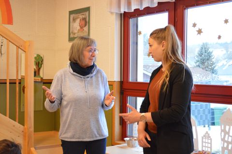 Bürgermeisterin Julia Wieland (r.) bespricht aktuelle Themen mit Christa Matter, die bis Mitte Januar den Kindergarten in Darmsbach geleitet hat, und den anderen Leitungen der Remchinger Kitas. 