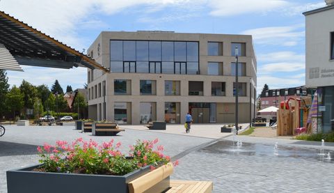 Rathaus am San-Biagio-Platani-Platz