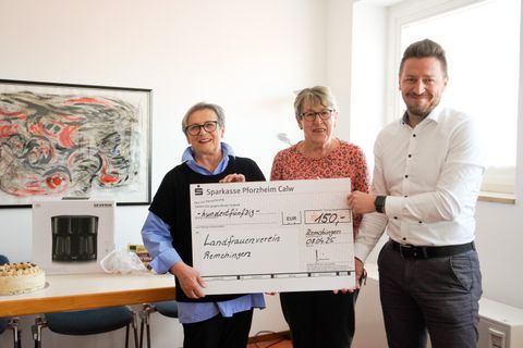 Vorständin Christa Kröner-Kußmaul (l.) dankt Michael Maier für die Spende der Sparkasse Pforzheim Calw.