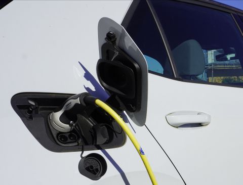 Auto lädt an der Ladesäule