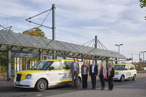 V.l.: Landrat Bastian Rosenau, Verkehrsstaatssekretärin Elke Zimmer, Kelterns Bürgermeister Steffen Bochinger, Remchingens Bürgermeisterin Julia Wieland und die Erste Landesbeamtin Hilde Neidhardt vor den bwshuttles am Remchinger Bahnhof.