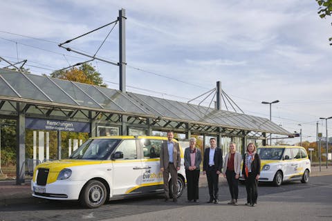 V.l.: Landrat Bastian Rosenau, Verkehrsstaatssekretärin Elke Zimmer, Kelterns Bürgermeister Steffen Bochinger, Remchingens Bürgermeisterin Julia Wieland und die Erste Landesbeamtin Hilde Neidhardt vor den bwshuttles am Remchinger Bahnhof.