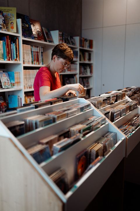 Besucherin in der Bibliothek