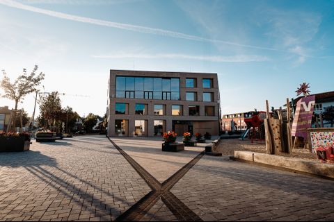 Rathausplatz mit Rathaus