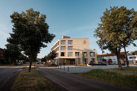 Rathaus von der Straße aus