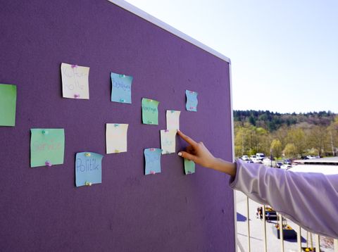 Notizzettel an Pinnwand