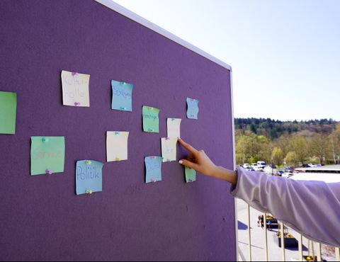 Notizzettel an Pinnwand